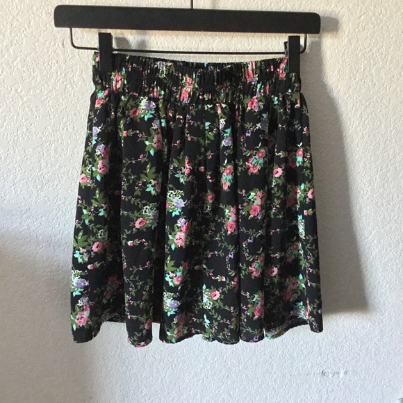Floral skirt 🌸 - Picture 1 of 5